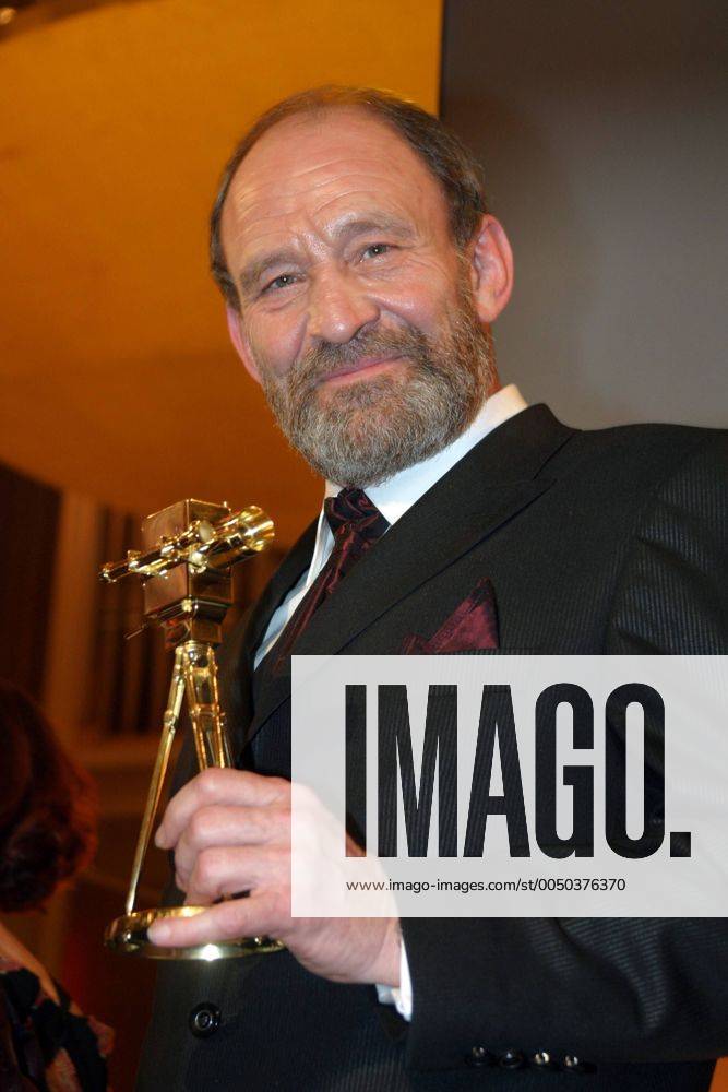 Schauspieler Michael Mendl (GER) mit seiner Trophäe als bester Schauspieler anlässlich der Verleihung der -39. GOLDENEN KAMERA- in Berlin