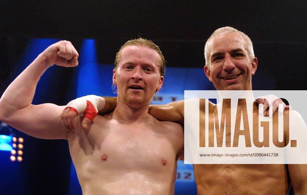 Sänger Joey Kelly (li., IRL The Kelly Family) und Schauspieler Ralf Richter (GER) nach ihrem Boxkampf anlässlich des RTL Promi Boxens in Köln