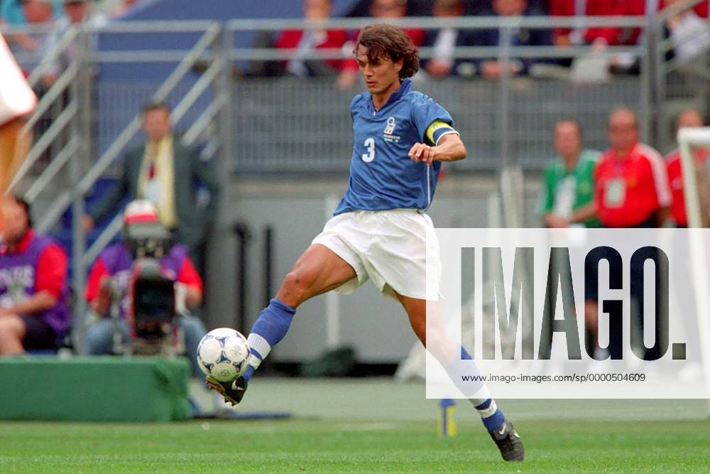 Paolo Maldini (Italien) am Ball Fußball WM Herren Weltmeisterschaft 1998, Länderspiel, Nationalmannschaft, Nationalteam, Nationaltrikot, Gruppenspiel Einzelbild Stade de France Paris, Saint Denis, St. Dynamik,