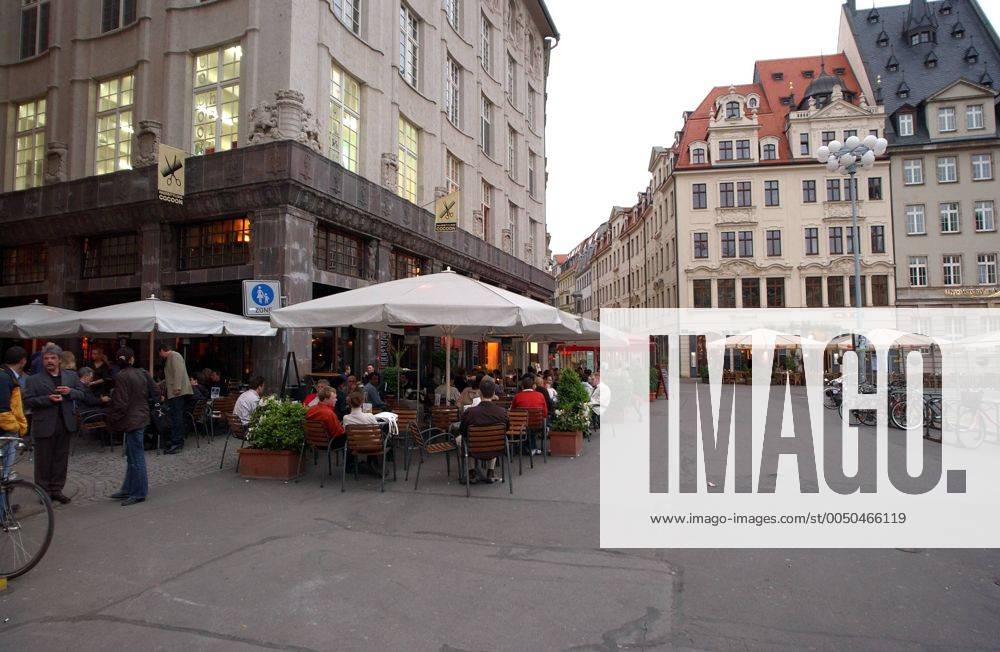 Cafe Spizz am Leipziger Markt in Leipzig - Besucher an Tischen unter Sonnenschirmen,