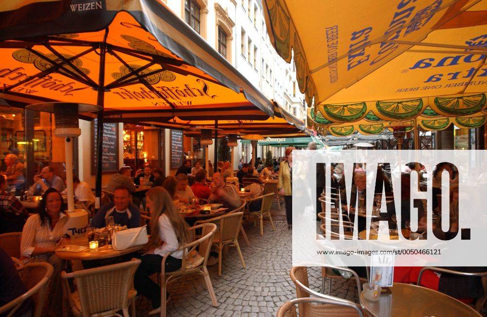 Cafe Spizz am Leipziger Markt in Leipzig - Besucher an Tischen unter Sonnenschirmen