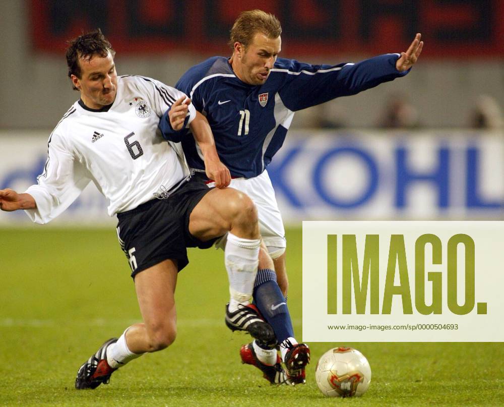 Jens Jeremies (Deutschland, li.) gegen Clint Mathis (USA) Fußball Länderspiel Herren Freundschaftsspiel 2002, Nationalmannschaft, Nationalteam, Nationaltrikot, Gruppe Ostseestadion Rostock Dynamik, Kampf,