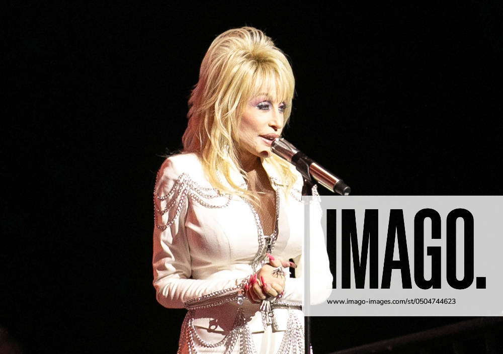 Dolly Parton at CMA Fest, Nashville Tennessee 06 June 2024 Nashville, Tennessee Dolly Parton 2024 CMA Fest, A Special Conversation with Global Superstar Dolly Parton at the CMA Close Up Stage inside Fan Fair X Photo Credit Kindell Buchanan AdMedia 305961 2024 06 06 Tennessee Nashville United States Parton, Dolly