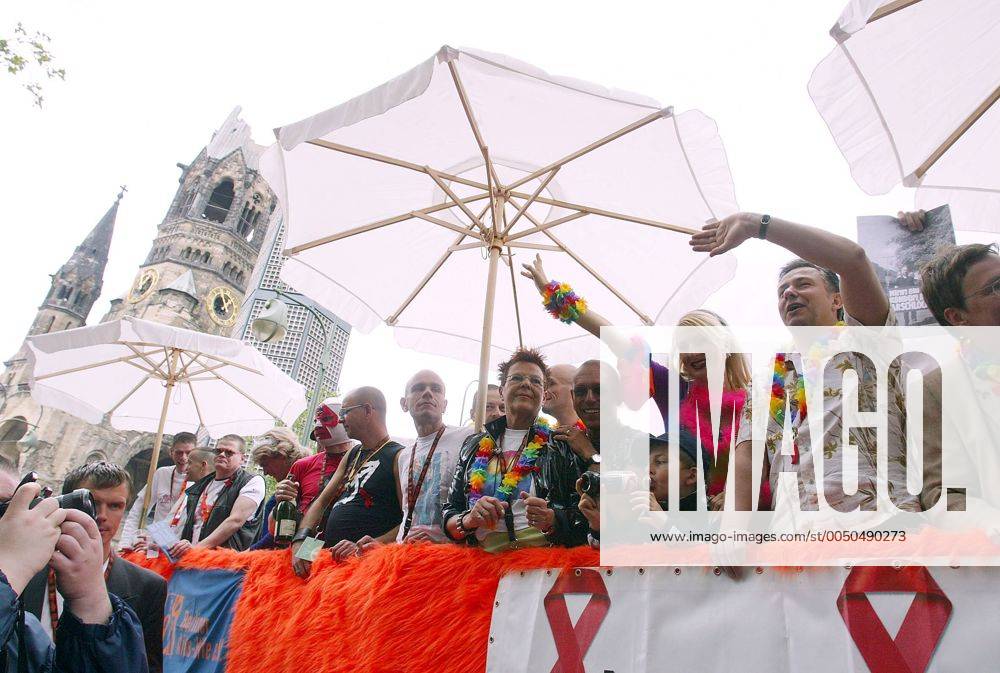 Klaus Wowereit (re., GER SPD Regierender Bürgermeister von Berlin) und daneben Kabarettistin Desiree Nick (GER) mischen kräftig mit beim Christopher Street Day 2004 in Berlin