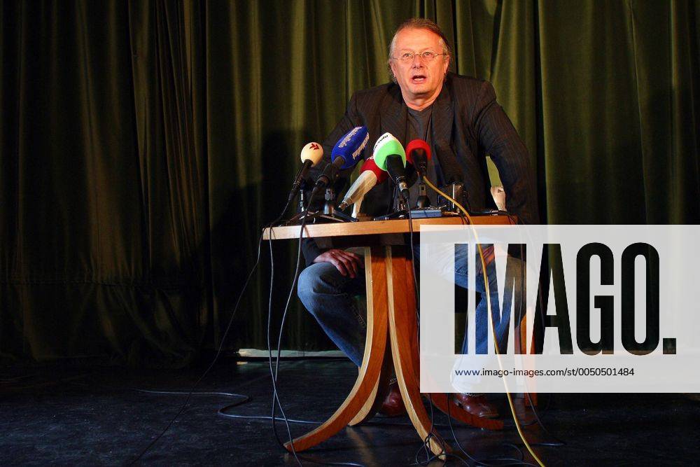 Frank Castorf (GER Intendant Berliner Volksbühne) anlässlich der Pressekonferenz zur Bekanntgabe seiner Entlassung als künstlerischer Leiter der Ruhrfestspiele in Berlin
