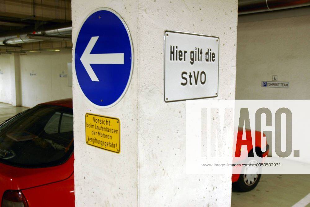 Hier gilt die StVO - Schilder in einem Berliner Parkhaus