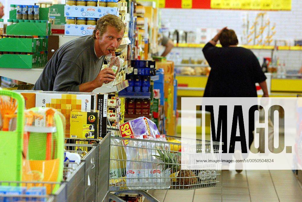 MUNDRAUB! Junge Mann macht es sich einfach und geht einfach in den Supermarkt um sich satt zu essen