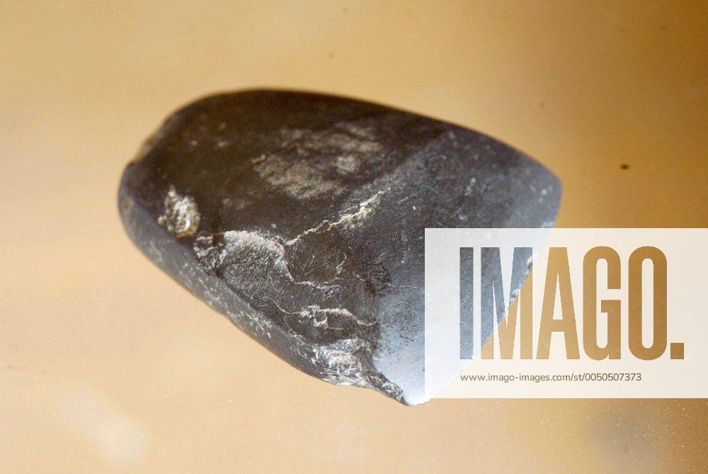 Schnurkeramischer Faustkeil - Steinzeitlicher Ausgrabungsfund des Landesmuseums für Archäologie und Vorgeschichte Sachsenanhalt