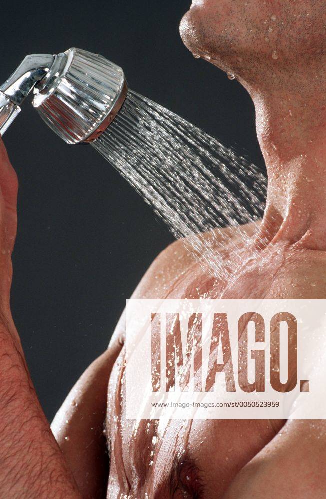Junger Mann unter der Dusche