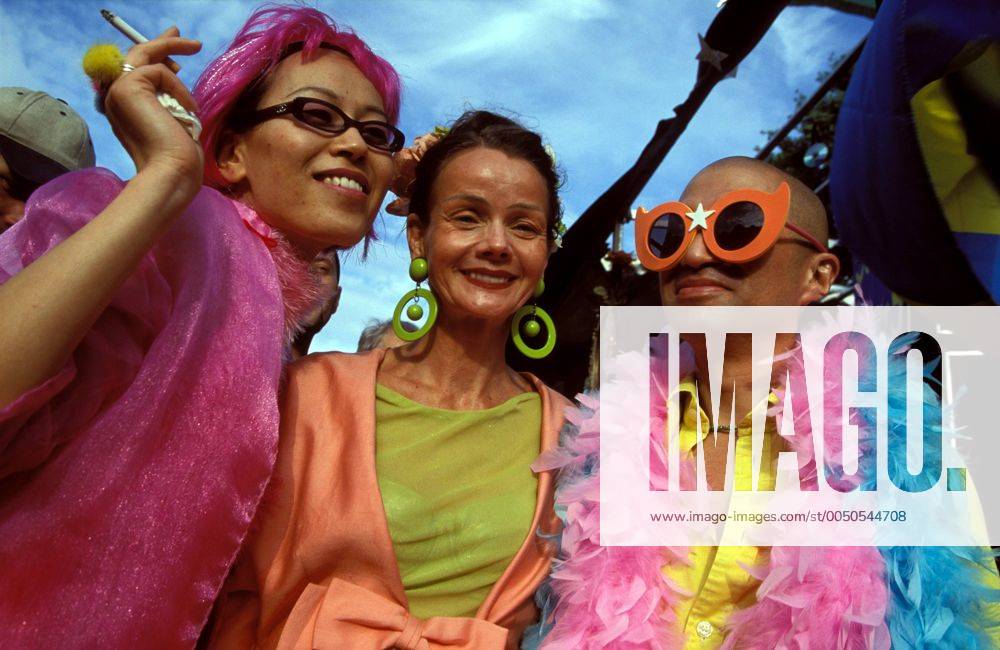 Kostümierte Teilnehmer beim CSD 2001 in Berlin