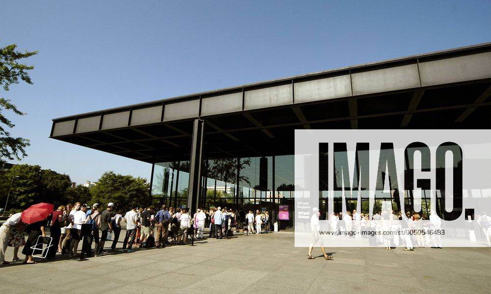 Lange Schlangen vor der Neuen Nationalgalerie während der MOMA-Ausstellung in Berlin