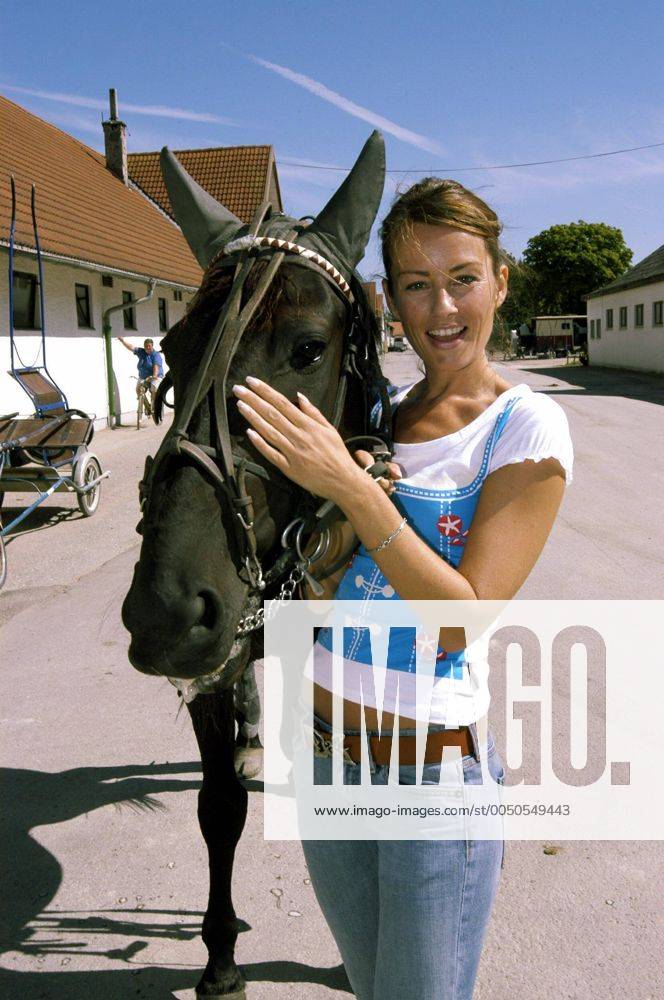 Sabrina Staubitz (GER Moderatorin) mit Pferd Wanko auf der Trabrennbahn Daglfing