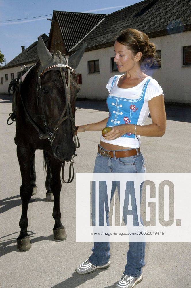 Sabrina Staubitz (GER Moderatorin) mit Pferd Wanko auf der Trabrennbahn Daglfing
