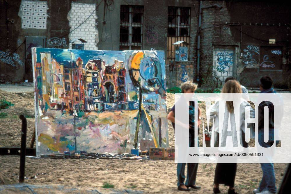 Besucher des Kunsthauses Tacheles vor einem Gemälde in Berlin Mitte