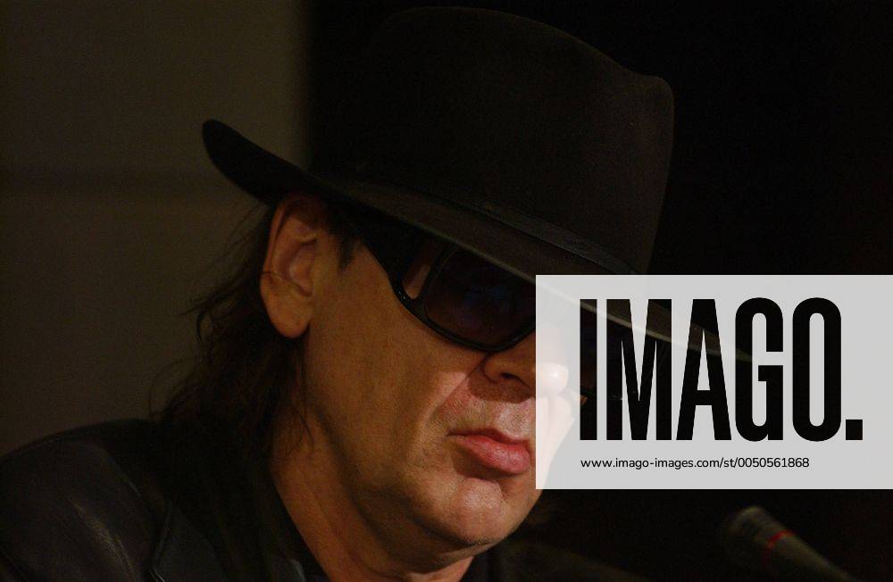 Sänger Udo Lindenberg (GER) nachdenklich während der Pressekonferenz zum Thema: MUSIKER IN EIGENER SACHE, KAMPF FÜR EINE QUOTE DEUTSCHER MUSIK im Rahmen der Popkomm 2004 in Berlin - Grand Hyatt Hotel