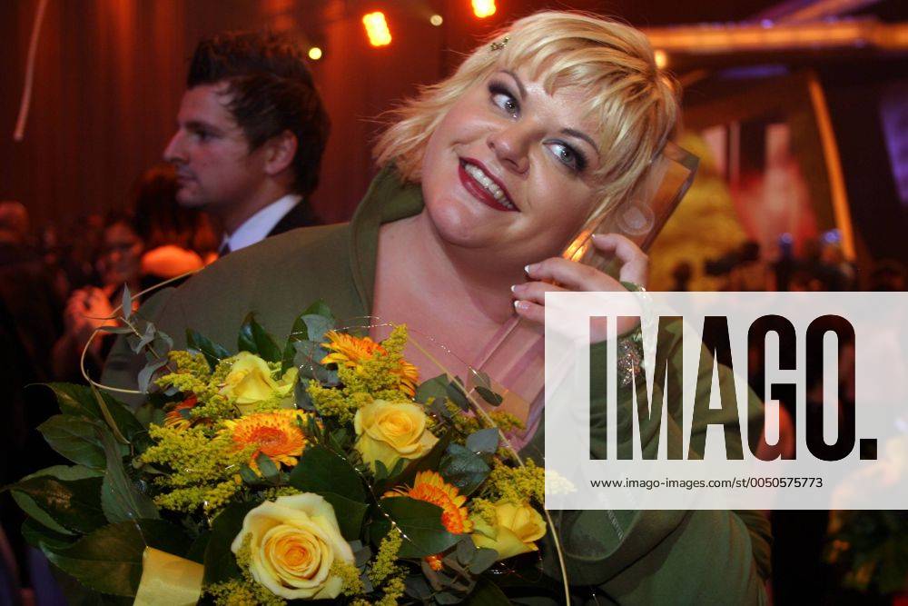 Moderatorin Tine Wittler (GER) schmust mit ihrem Deutschen Fernsehpreis