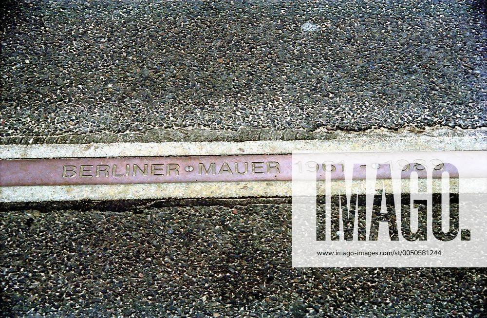 Plakette markiert den Verlauf der Berliner Mauer