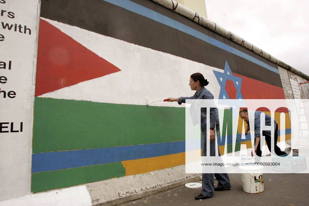 Kunstaktion Vaterland - Günther Schäfer und Varda Carmeli malen den israelischen Davidstern zwischen die Flaggen Palästinas und Deutschlands