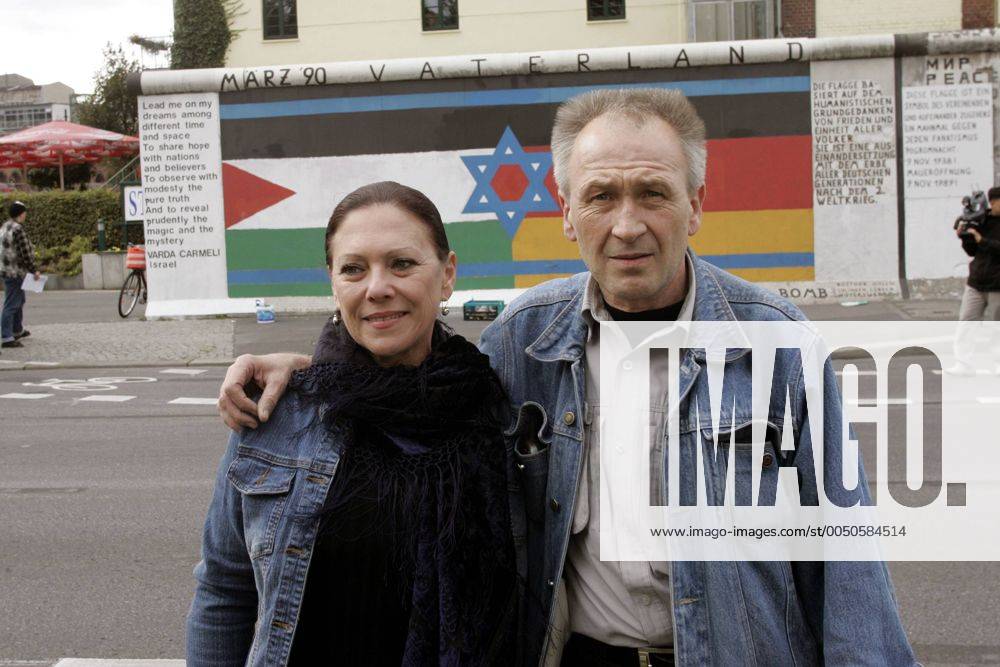 Maler und Fotograf Günther Schäfer (GER) und Malerin Varda Carmeli (ISR) vor ihrem Werk -Vaterland- anlässlich der von Schäfer initiierten Kunstaktion für den Frieden an der East-Side-Gallery in Berlin