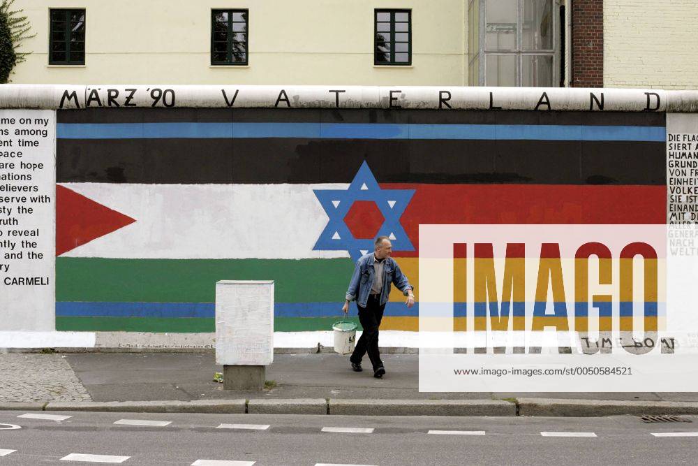 Maler und Fotograf Günther Schäfer (GER) räumt auf nach Fertigstellung des von ihm gemeinsam mit Varsa Carmeli (ISR) geschaffenen Werkes -Vaterland- anlässlich der von ihm initiierten Kunstaktion für den Frieden an der East-Side-Gallery in Berlin