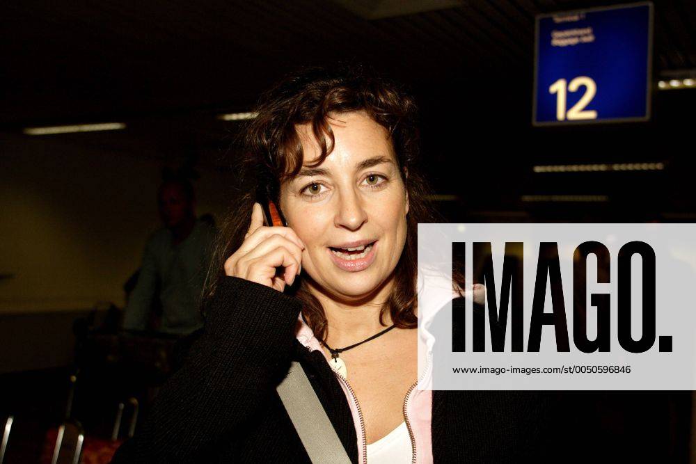 Schauspielerin Isabel Varell (GER) telefoniert mit ihrem Handy auf dem Flughafen in Frankfurt am Main - Rückkehr aus dem Dschungel und Ende der RTL Fernsehshow ICH BIN EIN STAR!...DAS GROSSE WIEDERSEHEN