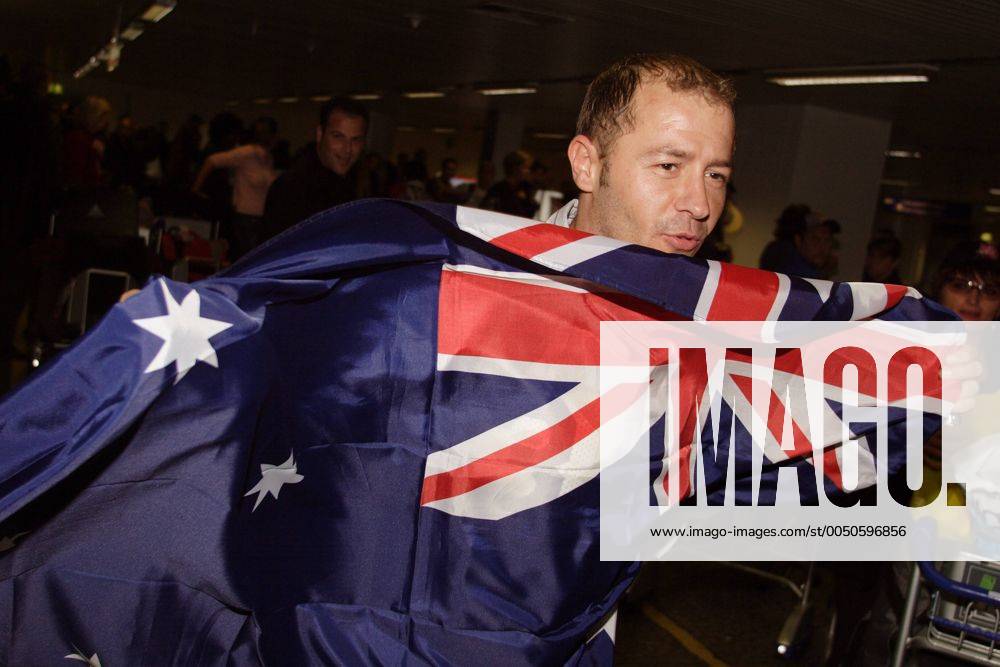 Schauspieler Willi Herren (GER) mit australischer Flagge auf dem Flughafen in Frankfurt am Main - Rückkehr aus dem Dschungel und Ende der RTL Fernsehshow ICH BIN EIN STAR!...DAS GROSSE WIEDERSEHEN
