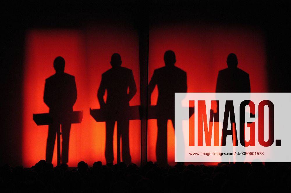 V.l.n.r.: Ralf Hütter, Fritz Hilpert, Henning Schmitz und Florian Schneider (GER Kraftwerk) anlässlich eines Konzertes in der Muffathalle München