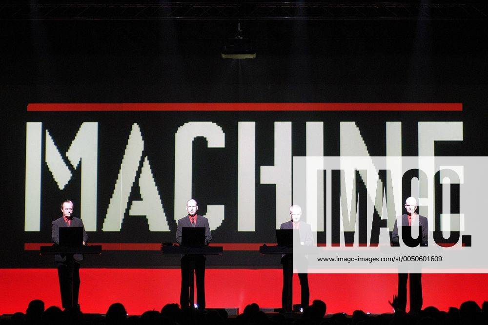V.l.n.r.: Ralf Hütter, Fritz Hilpert, Henning Schmitz und Florian Schneider (alle GER Kraftwerk) anlässlich eines Konzertes in der Muffathalle München