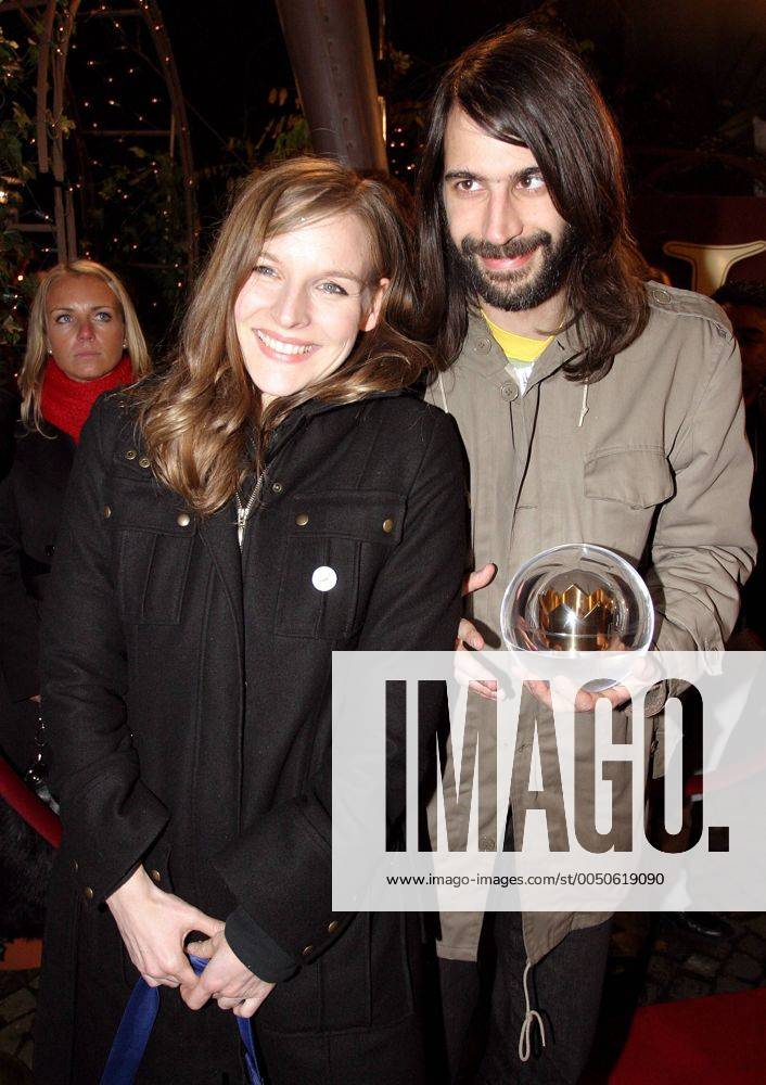Sängerin Judith Holofernes und Schlagzeuger Pola Roy (beide GER Wir sind Helden) anlässlich der Preisverleihung EinsLive Krone 2004 des Radiosenders EinsLive in Oberhausen