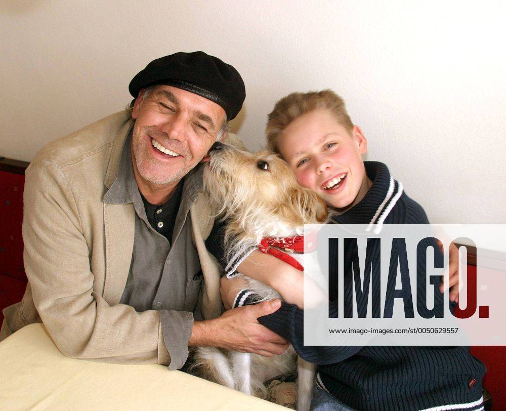 Schauspieler Christian Kohlund (SUI) mit Sohn Luca und Hund Hipo