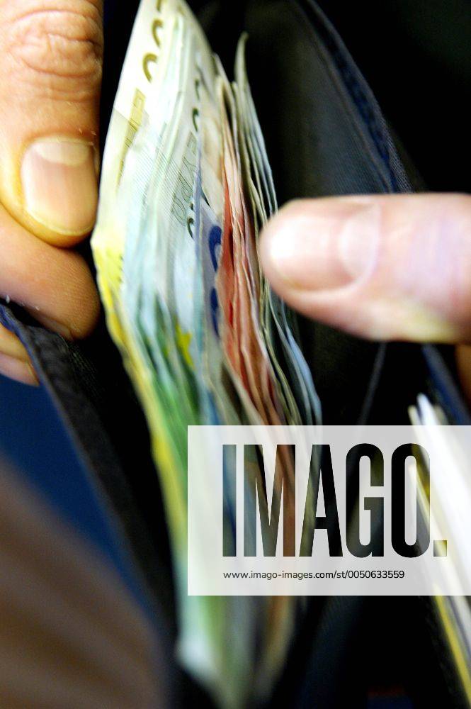 Barzahlung - prall gefüllte Brieftasche
