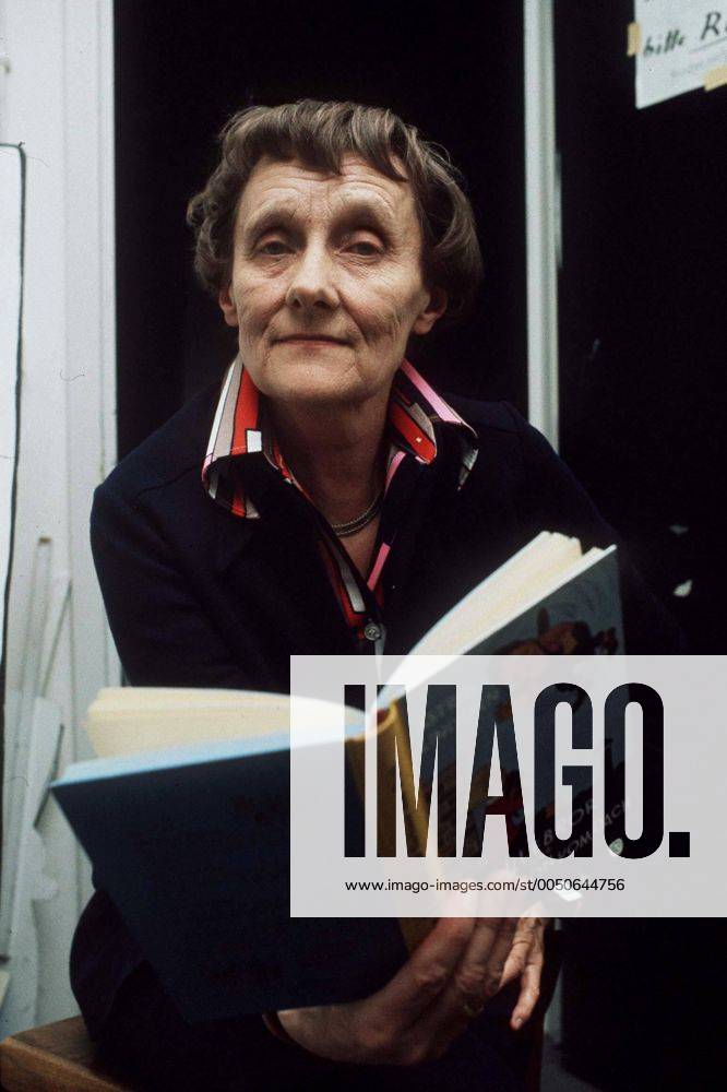 Schriftstellerin Astrid Lindgren (SWE) mit einem Buch