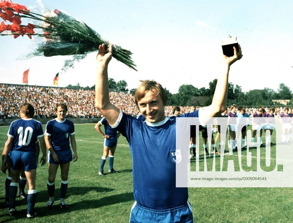 Joachim Streich (1.FC Magdeburg) - DDR Fussballer des Jahres 1979 o0 Oberliga Ehrung Spielerehrung Jubel Freude Aufmacher