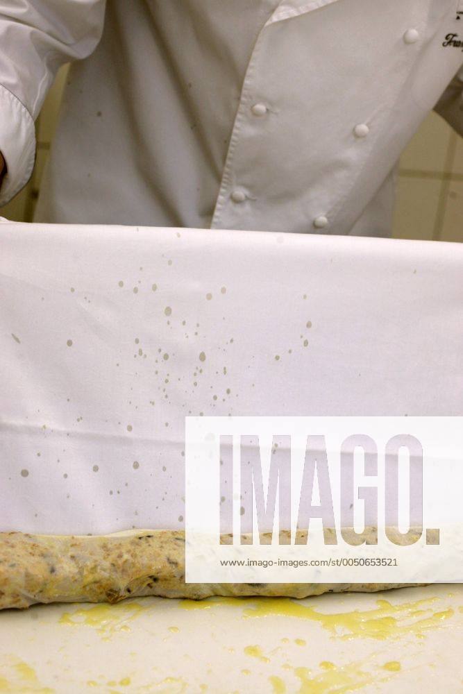 Meisterkoch Franz Raneburger (GER) formt Strudelteig im Restaurant - Remise - im Schloss Glienicke in Berlin