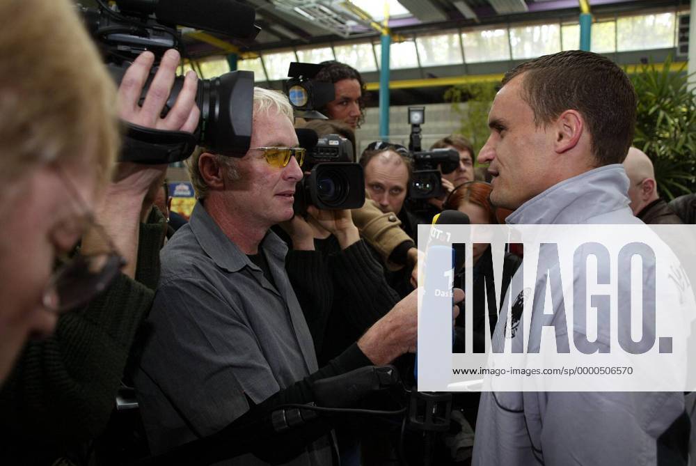 Debütant Martin Max (re., Deutschland) im Interview mit Sat1-Reporter Ulli Köhler Fußball Länderspiel Herren Freundschaftsspiel 2002, Nationalmannschaft, Nationalteam, Gruppe Stuttgart