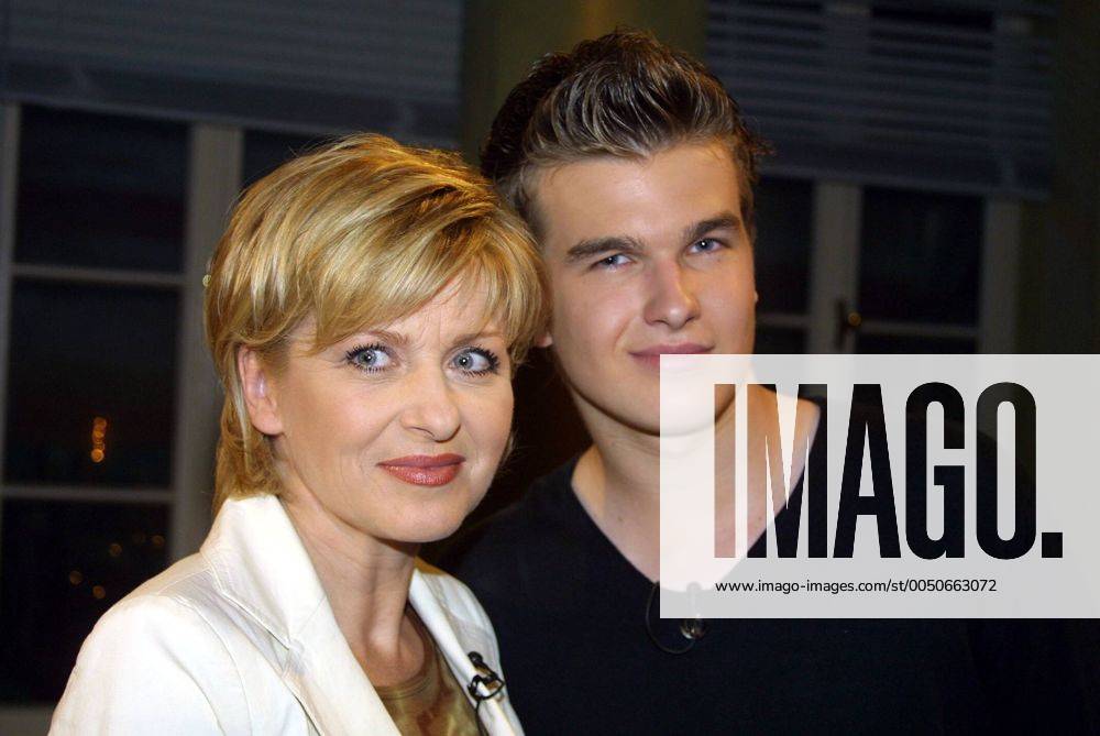 Moderatorin Carmen Nebel (li.) mit Sohn Gregor (beide GER) während der Verleihung des Bunte NEW FACES AWARDS 2002 in Berlin