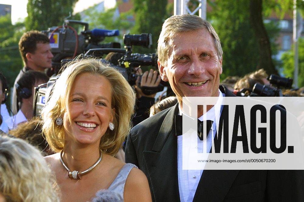 Julia Jäkel, 50. Geburtstag am 13. November Moderator Ulrich Wickert (GER) mit Ehefrau Julia Jäkel (GER Verlagsleiterin der Financial Times Deutschland) anlässlich des Deutschen Filmpreises 2002 in Berlin