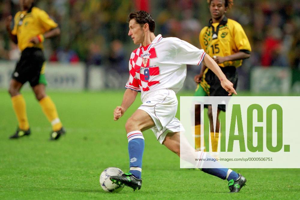 Davor Suker (Kroatien) am Ball Fußball WM Herren Weltmeisterschaft 1998, Länderspiel, Nationalmannschaft, Nationalteam, Nationaltrikot, Gruppe H Einzelbild Stade Felix Bollaert Lens Dynamik,