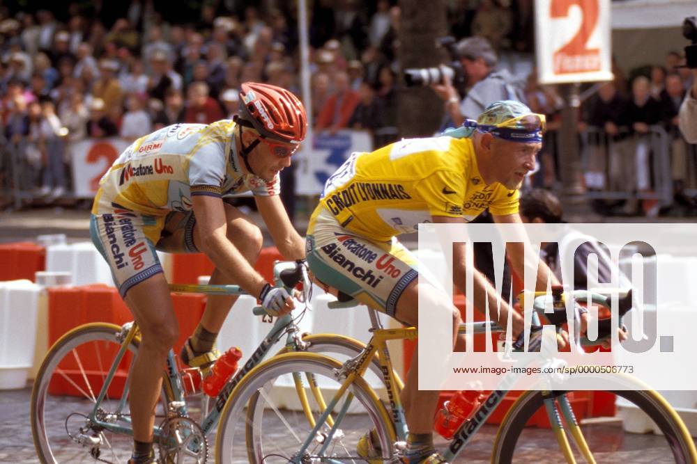 Mario Traversoni (li.) und Teamkollege Marco Pantani (beide Italien Mercatone Uno) Radsport Herren Tour de France 1998, 21. Etappe, Melun - Paris Gruppe Paris