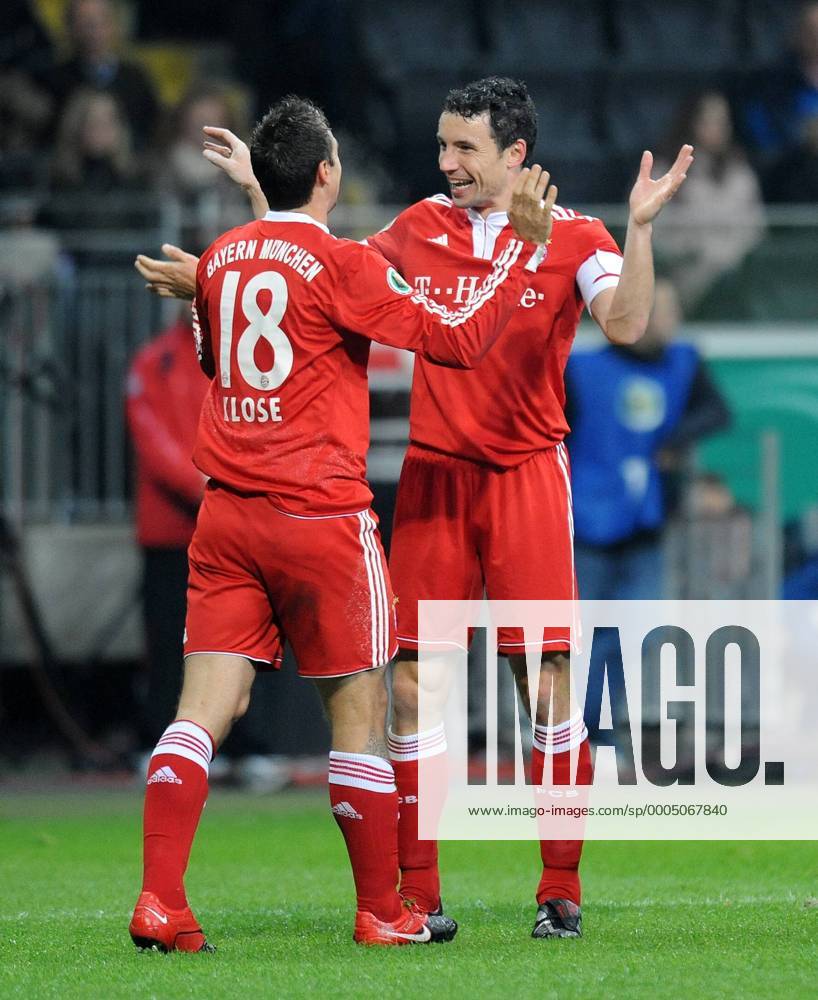 Miroslav Klose (li.) und Mark van Bommel (beide FC Bayern München) - Torjubel o0 Jubel, Freude