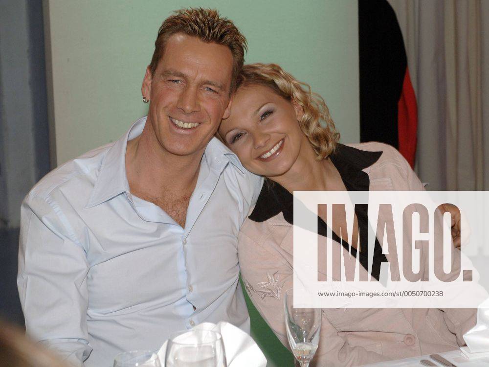 Big-Brother-Jürgen und Moderatorin Alida Kurras (beide GER) verstehen sich blendend anlässlich eines Pressetermins im 9live-Studio in Ismaning bei München