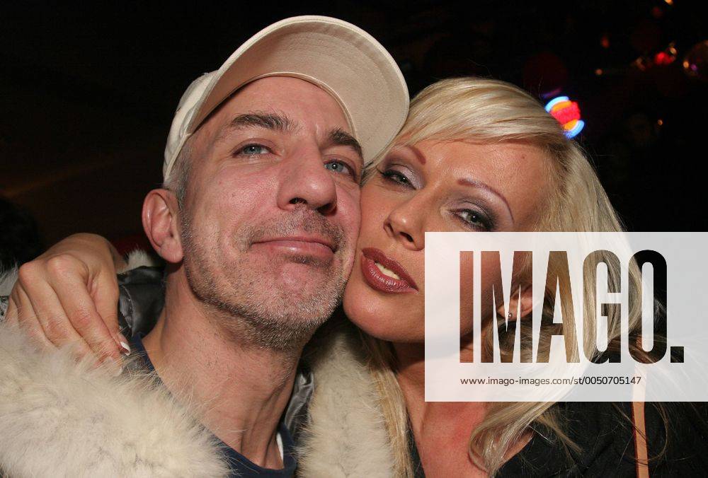 Pornostar Kelly Trump (GER) kuschelt mit Schauspieler Ralf Richter (GER) anlässlich der PRO7-Charityshow RED NOSE DAY in Köln