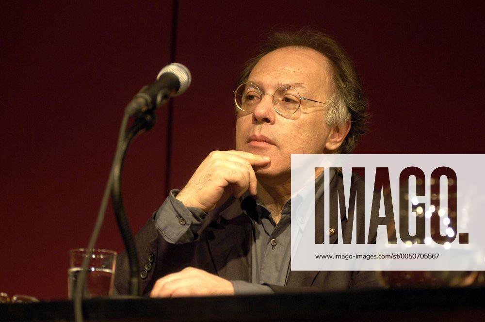 Schriftsteller Javier Marias (ESP) amüsiert während einer Lesung im Literaturhaus München