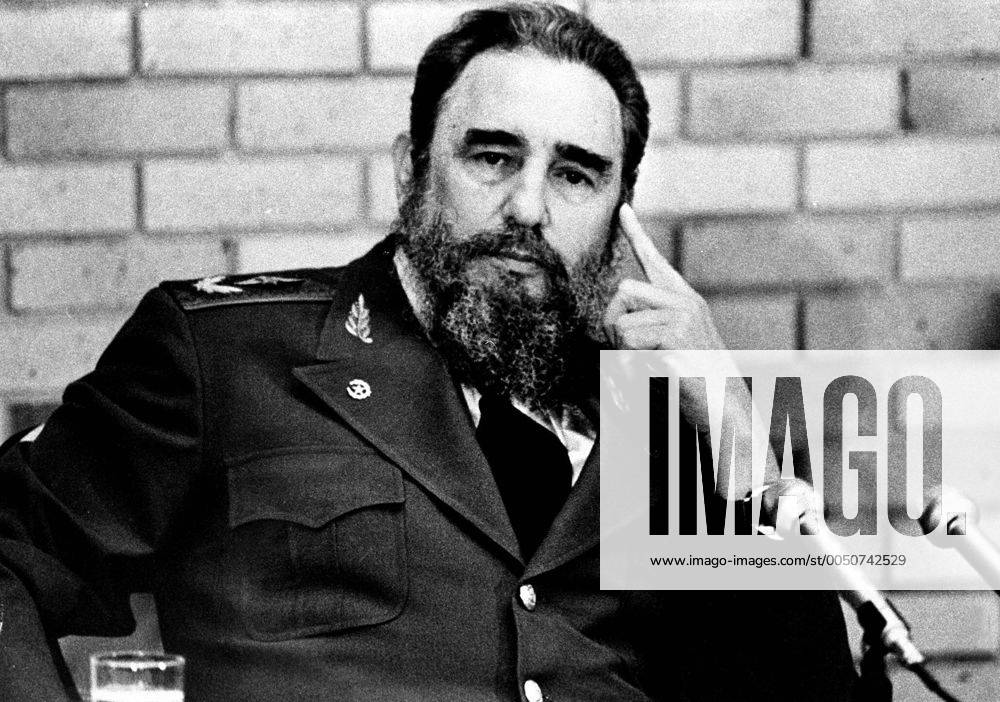 Fidel Castro (CUB Staatspräsident Kuba) lauscht der Übersetzung während einer Pressekonferenz