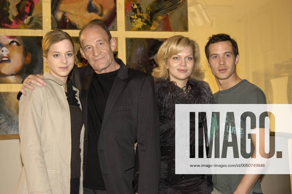 V.l.n.r. Schauspielerin Bernadette Heerwagen, Schauspieler Michael Mendl, Schauspielerin Anna Loos und Schauspieler Barnaby Metschurat (alle GER) anlässlich eines Pressetermins zum Fernsehfilms DIE HOCHZEIT MEINES VATERS in München