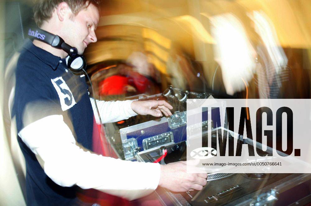 DJ wirbelt an den Plattentellern in der Kaifu-Lodge in Hamburg