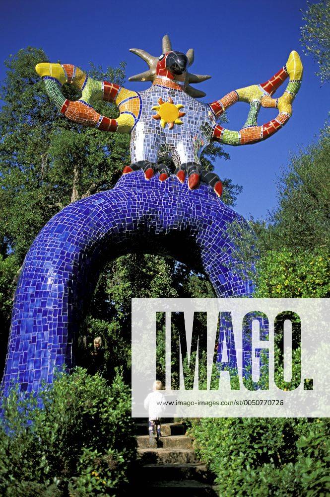 -Die Sonne XIX- im Tarot-Garten von Niki de Saint Phalle wird von einem kleinen Jungen durchquert - Toskana