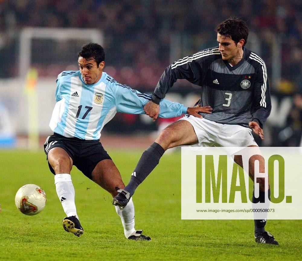 Christoph Metzelder (Deutschland, re.) gegen Gustavo Lopez (Argentinien) Fußball Länderspiel Herren Freundschaftsspiel 2002, Deutschland - Argentinien 0:1, Nationalmannschaft, Nationalteam Gruppe Gottlieb-Daimler-Stadion Stuttgart Dynamik,