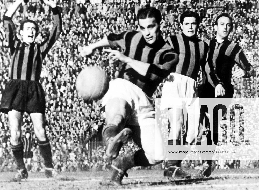 Gunnar Nordahl (Milan) zieht ab Fußball Herren Serie A 1950 1951, 1. italienische Liga, AC Mailand - Internazionale Mailand 2:3, Inter Gruppe San Siro Mailand Dynamik,