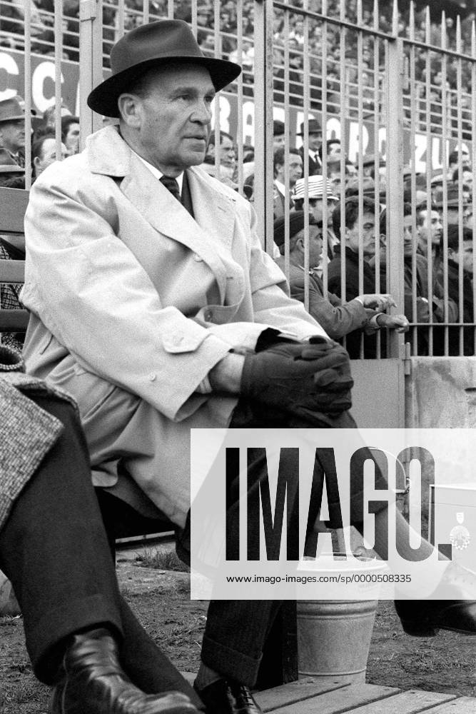 Trainer Bela Guttmann (Milan) Fußball Herren Serie A 1953 1954, 1. italienische Liga, AC Mailand Einzelbild San Siro Mailand